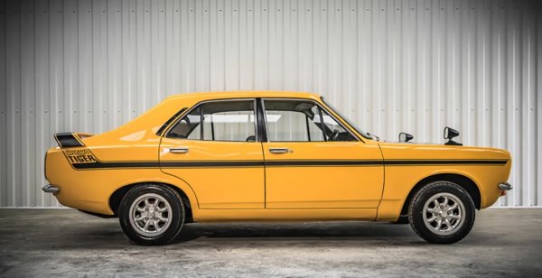 Преди успешното си прераждане с Jeep, името Avenger се кипри върху не особено вълнуваща малка семейна кола. Първо е продавана в Обединеното кралство като Hillman, след това Chrysler и накрая Talbot. Chrysler запази правата върху името. Това обяснява повторното му появяване в американския седан Dodge през 2007 г.
 Но малцина биха могли да спорят, че то стои най-добре  на Jeep